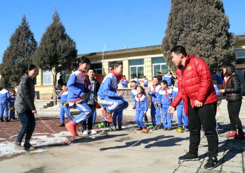 实践小分队成员与学生做游戏