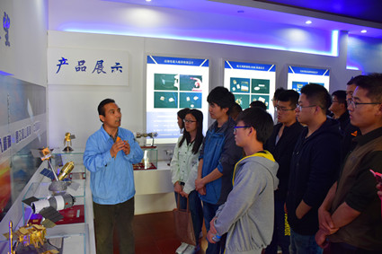 卢书记向学生党员介绍企业发展情况