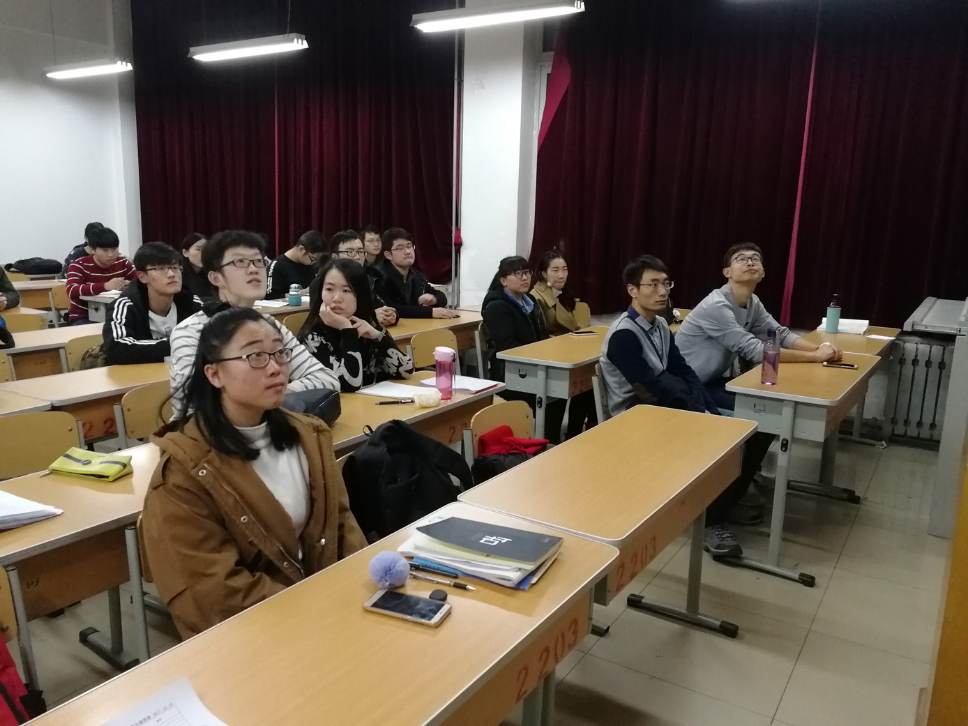 动漫花园
本科生第一党支部全体党员学习习总书记北大讲话精神