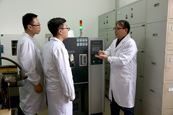 王青峰与学生在实验室做实验(动漫花园 蔡常山/摄)