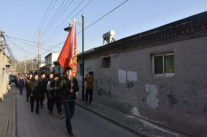 同学们前往山海关城区