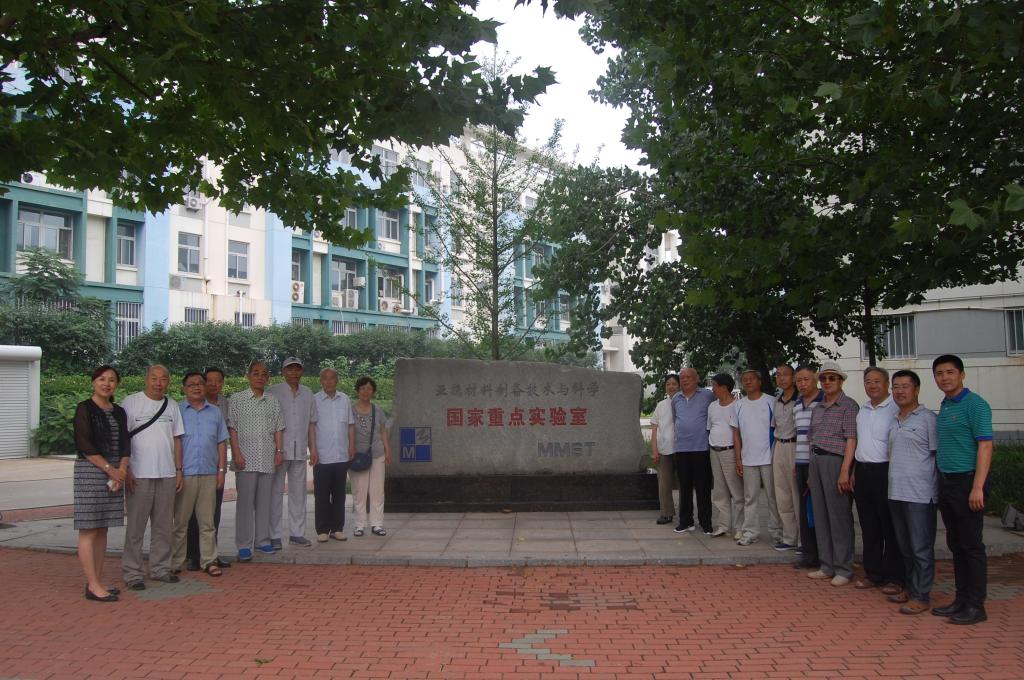 校友办、学院领导与校友合影