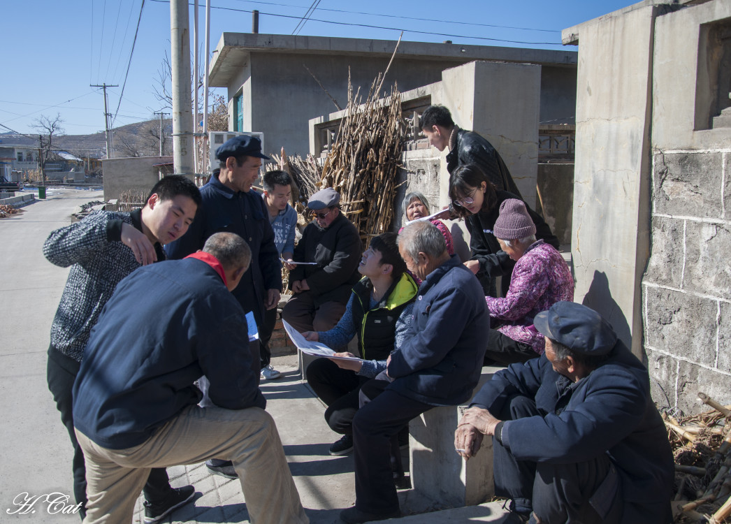 实践小分队成员向石岭村村民讲解会议精神