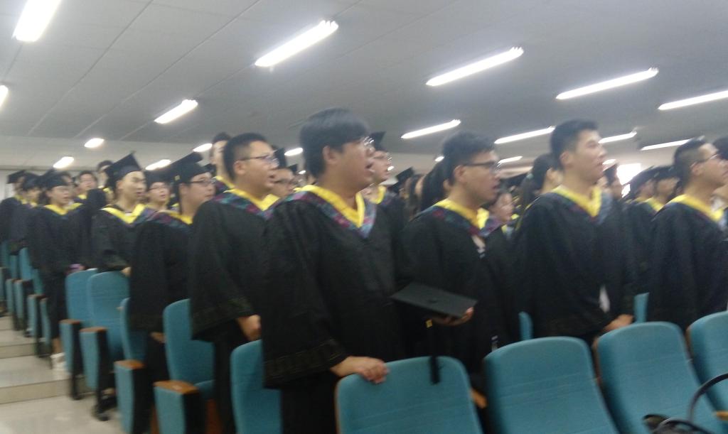 同学们进行毕业宣誓